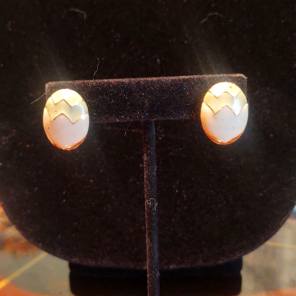 W&H 1965 Vintage Easter egg earrings